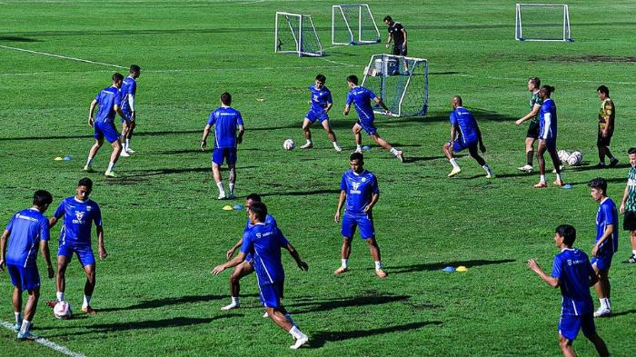 Para-pemain-Persib-Bandung-menjalani-latihan-persiapan-Liga-1-20242025.jpg