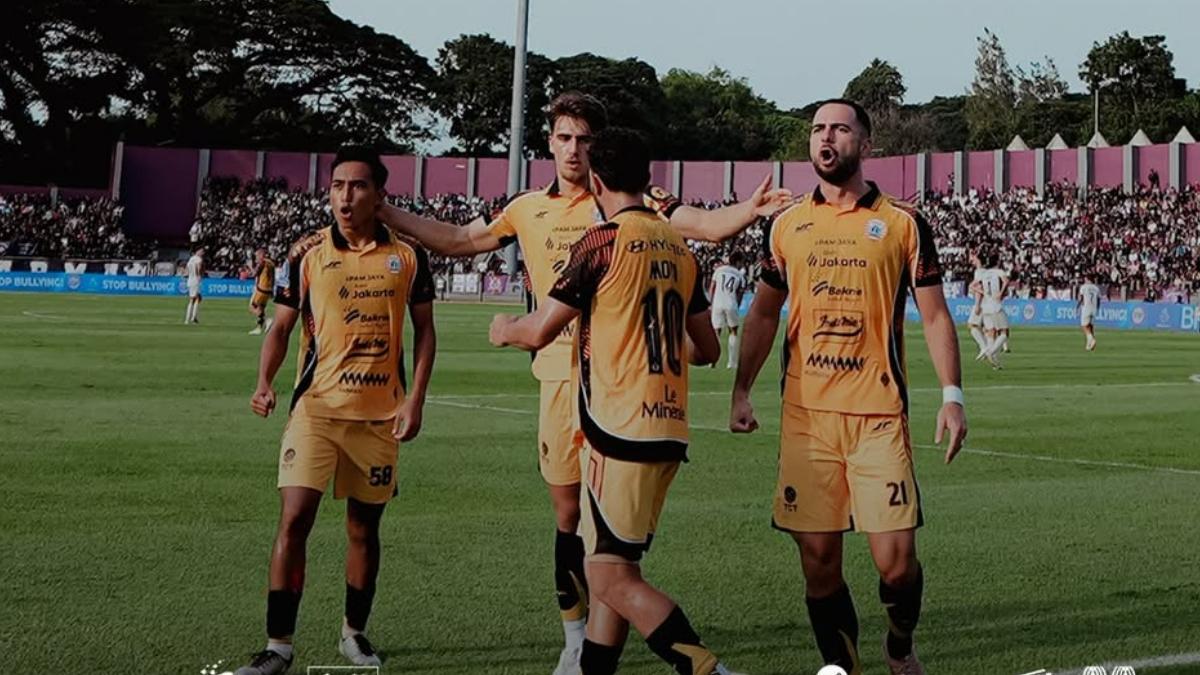 Para-pemain-Persija-Jakarta-saat-melawan-Persik-Kediri.jpg