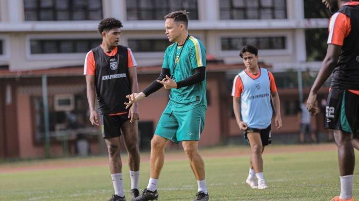 Pelatih-Persebaya-Surabaya-Paul-Munster-memimpin-langsung-latihan-perdana-Persebaya.jpg