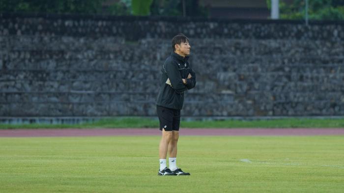 Pelatih-Timnas-Indonesia-Shin-Tae-yong-memimpin-latihan-anak-asuhnya-jelang-lawan-Laos.jpg