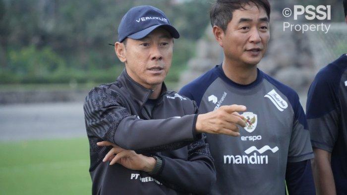 Pelatih-Timnas-Indonesia-Shin-Tae-yong-saat-memberikan-pengarahan.jpg