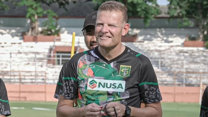 Pelatih-baru-Persebaya-Josep-Gombau-saat-menyapa-pemain-Persebaya.jpg