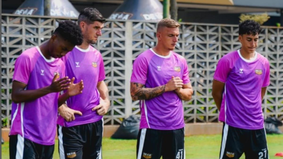 Pemain-Dewa-United-saat-latihan.jpg