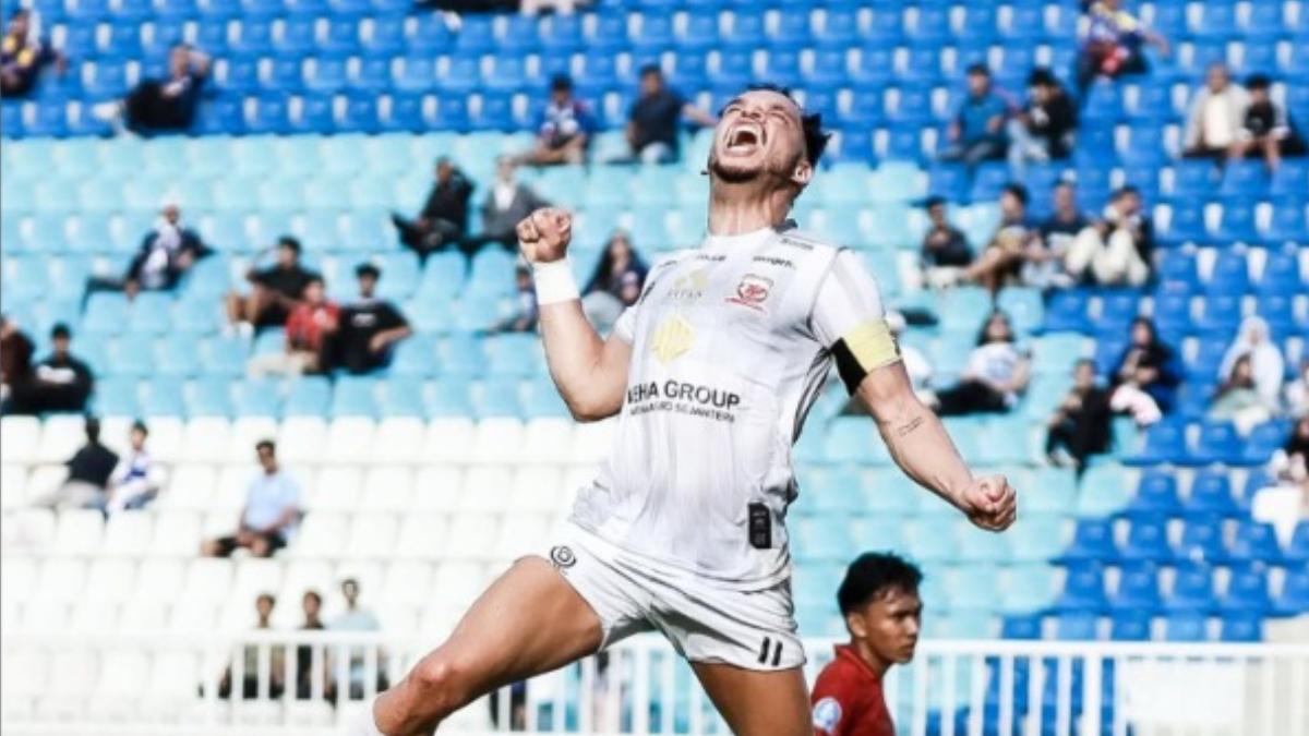 Pemain-Madura-United-Lulinha-saat-melakukan-selebrasi-gol-ke-gawang-Arema-FC.jpg
