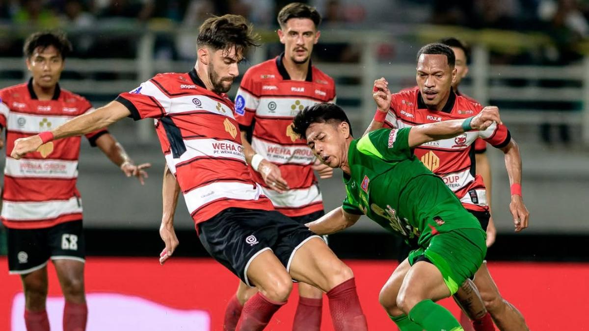 Pemain-Persebaya-Surabaya-Malik-Risaldi-dikawal-para-pemain-Madura-United.jpg