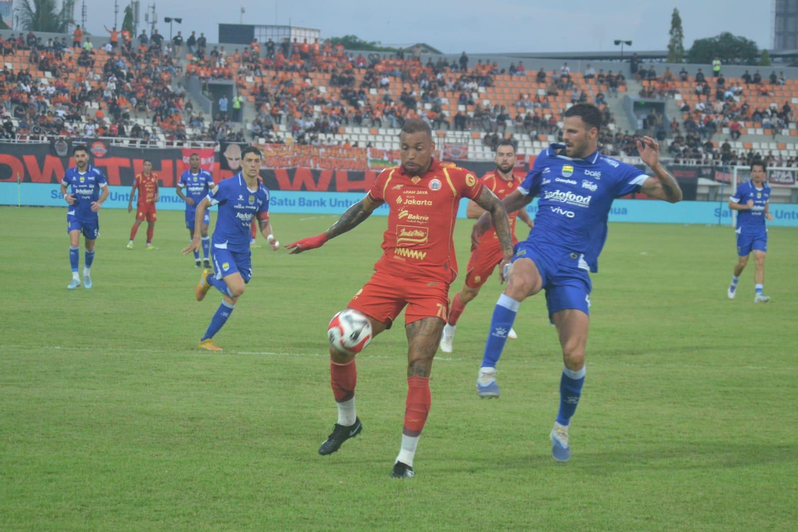 Pemain-Persija-Jakarta-Gustavo-Almeida-dikawal-pemain-Persib-Bandung.jpg