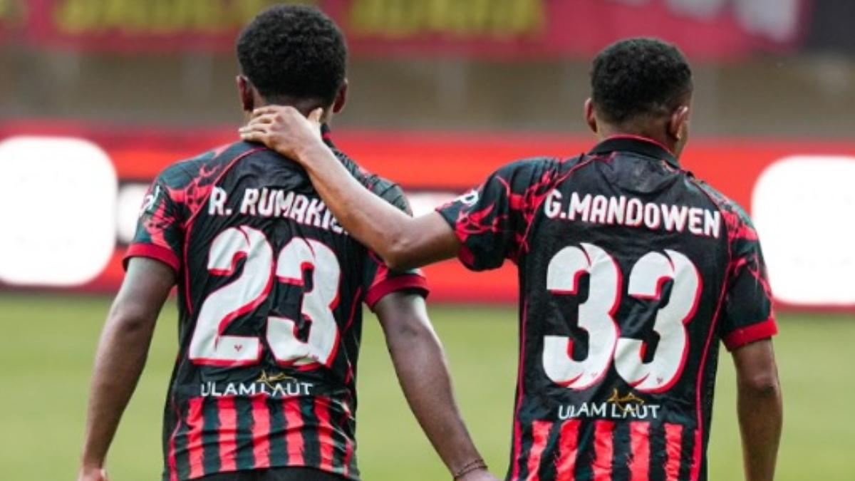Pemain-Persipura-Jayapura-Ramai-Rumakiek-dan-Gunansar-Mandowen.jpg