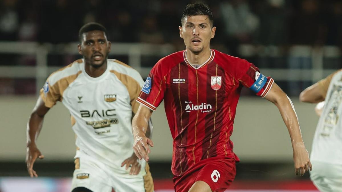Pemain-Persis-Solo-Luka-Dumancic-mendapat-kawalan-dari-Damion-Lowe.jpg
