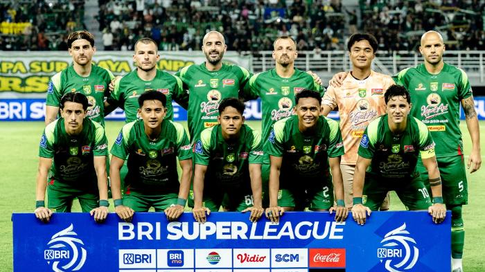 Persebaya-Surabaya-melakukan-sesi-foto-sesaat-sebelum-melawan-Bali.jpg