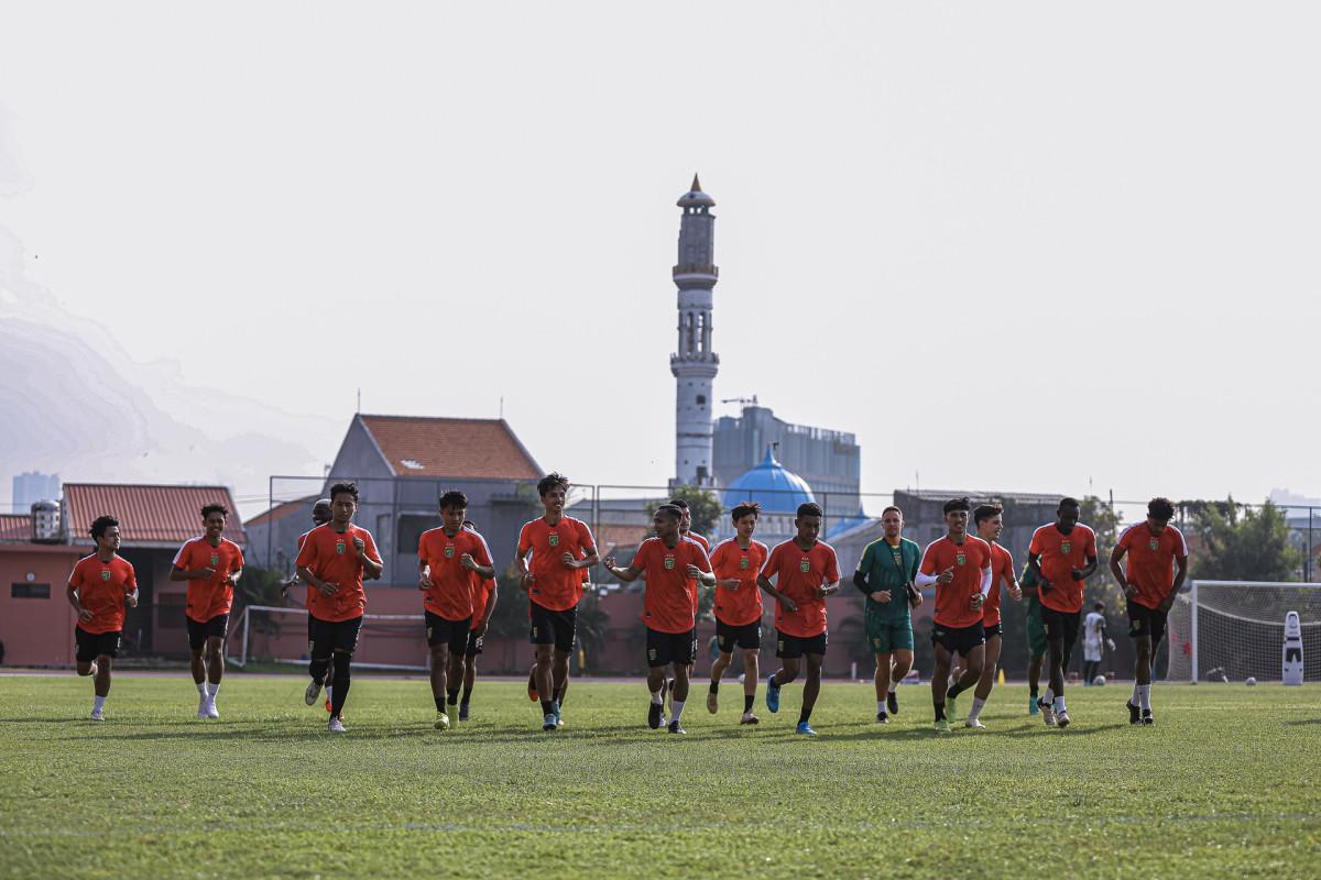 Persebaya-Surabaya-menggelar-sesi-latihan-perdana-menyambut-Liga-1-20242025.jpg