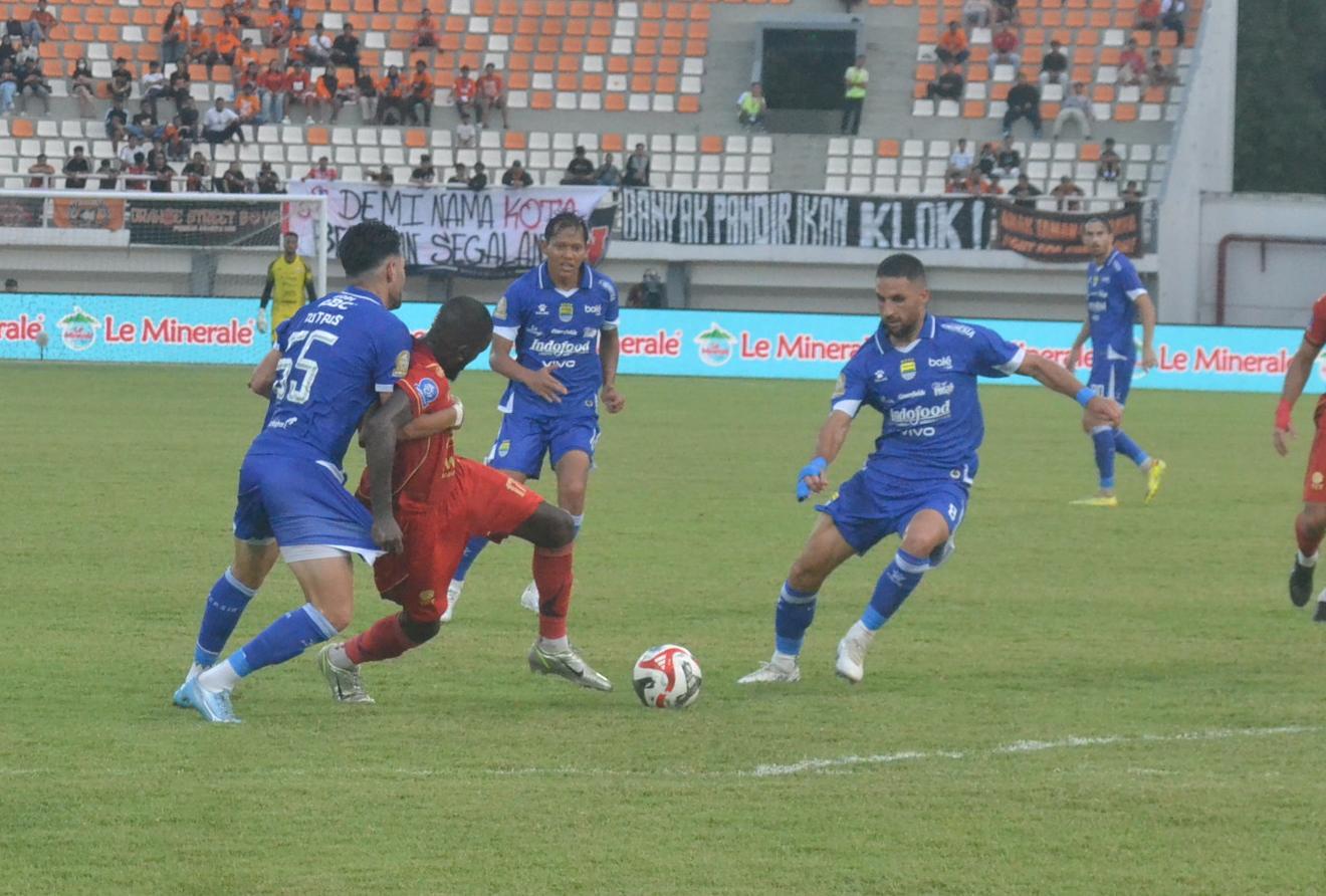 Persija-Jakarta-vs-Persib-Bandung-digelar-di-Stadion-Segiri.jpg