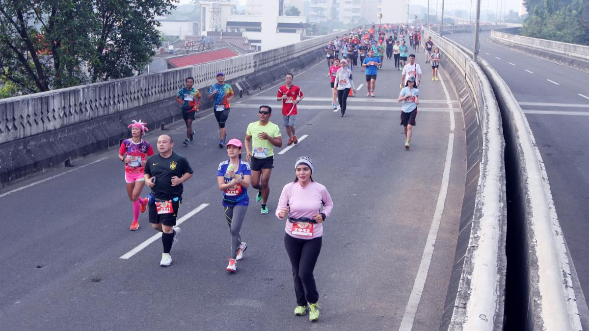 Peserta-Super-Ball-Run-berlari-di-flyover-atau-jalan-layang-Antasari.jpg