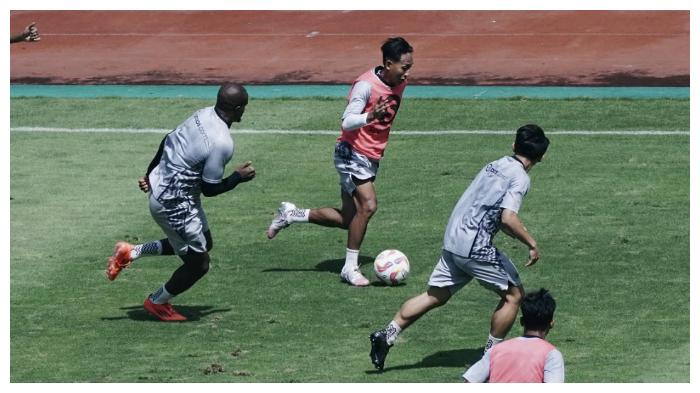 Potret-Punggawa-Persib-Bandung-Saat-Melakukan-Sesi-Latihan.jpg