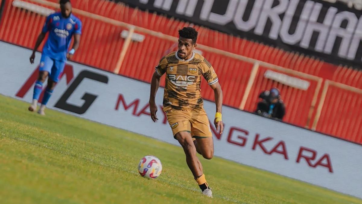 Potret-Ricky-Kambuaya-Dewa-United-Melawan-Arem-FC.jpg