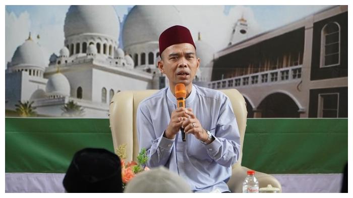 Potret-Ustaz-Abdul-Somad-saat-Tabligh-Akbar-Tarhib-Ramadhan-Masjid-Baiturrahman.jpg