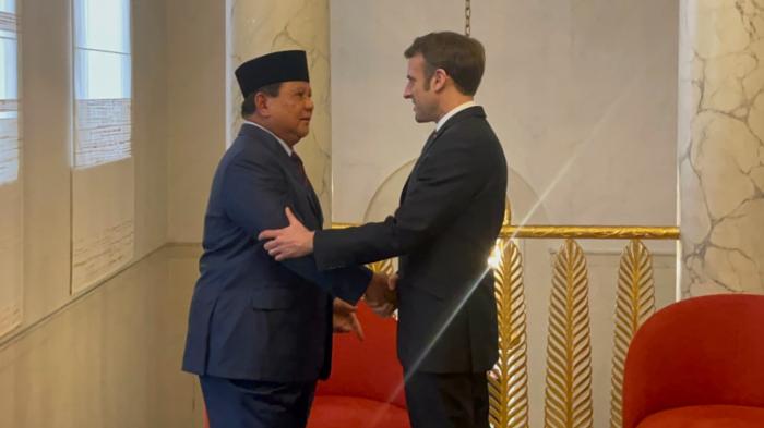 Prabowo-Subianto-berjabat-tangan-dengan-Emmanuel-Macron.jpg