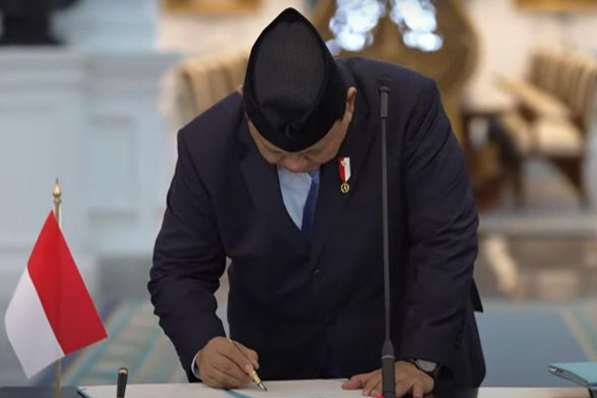 Prabowo-Subianto-saat-menandatangani-aturan-hukum-untuk-Danantara.jpg
