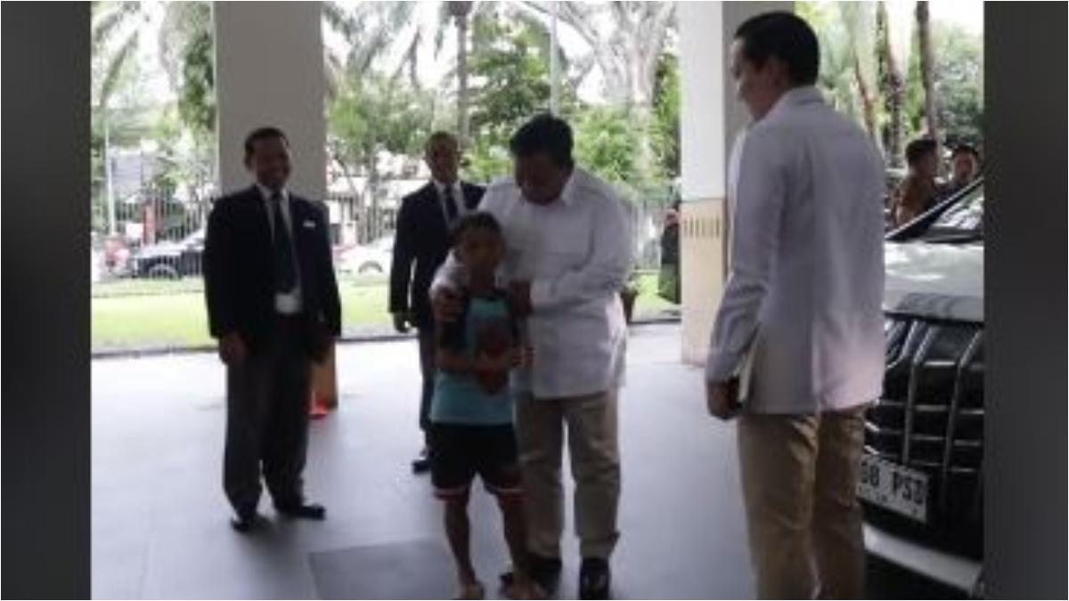Prabowo-dan-Anak-Kecil-2.jpg