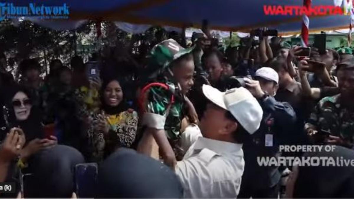 Prabowo-dan-Anak-anak-Mimika-22.jpg