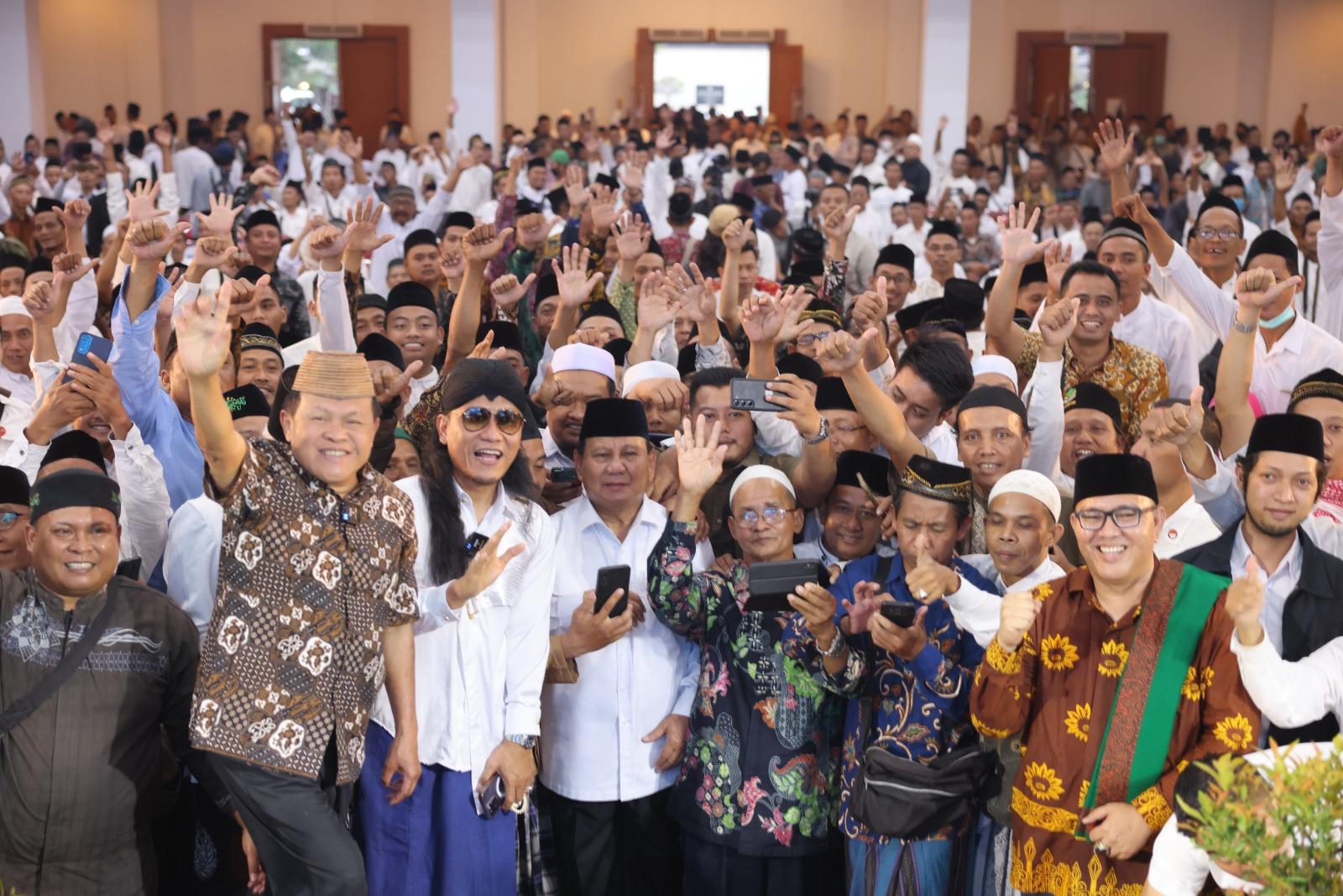 Prabowo-saat-hadir-di-Milad-ke-11-Ponpes-Ora-Aji.jpg