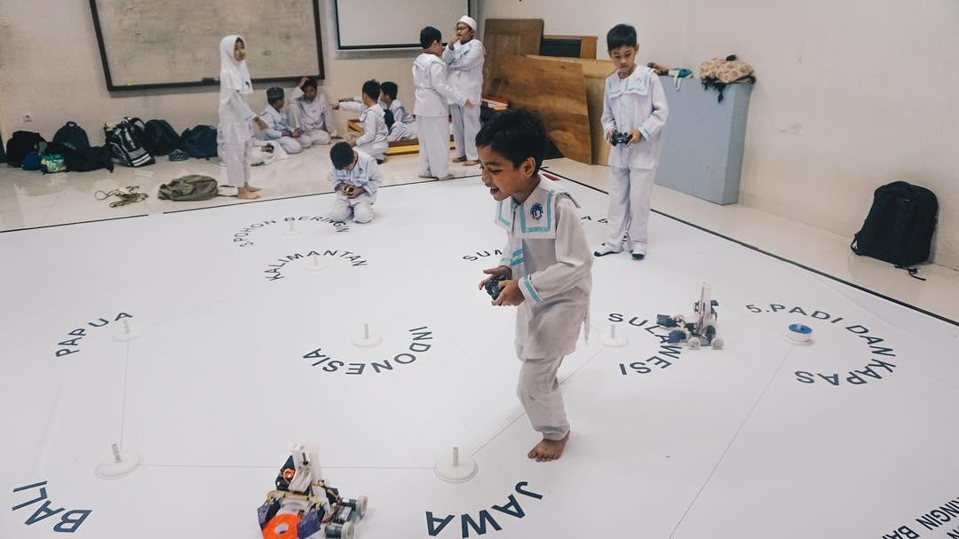 SD-Al-Azhar-35-Surabaya-robot.jpg