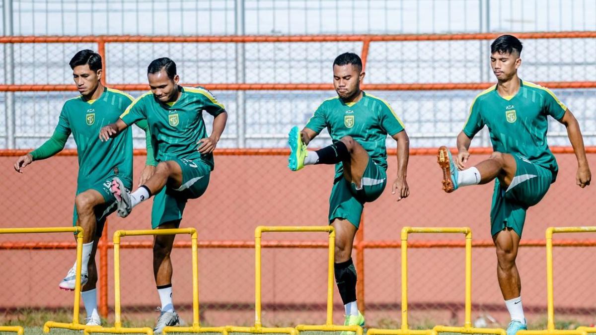 Sesi-Latihan-Persebaya-di-Jeda-Internasional.jpg