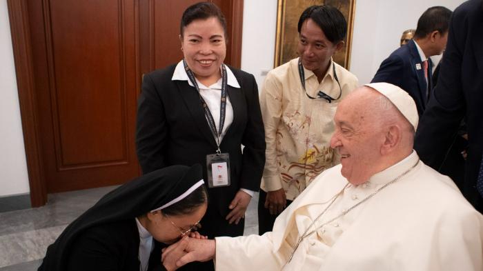 Sepatu Bertuah: Cerita SR Irene OP Bisa Bertemu dengan Paus Fransiskus