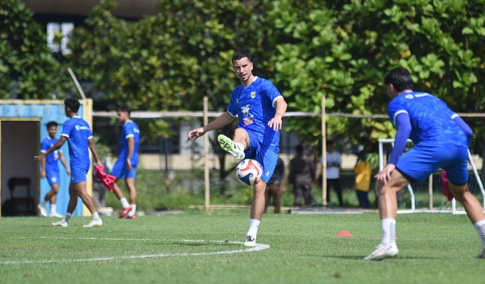 Thom-Haye-jalani-latihan-perdana-dengan-Persib-Bandung.jpg