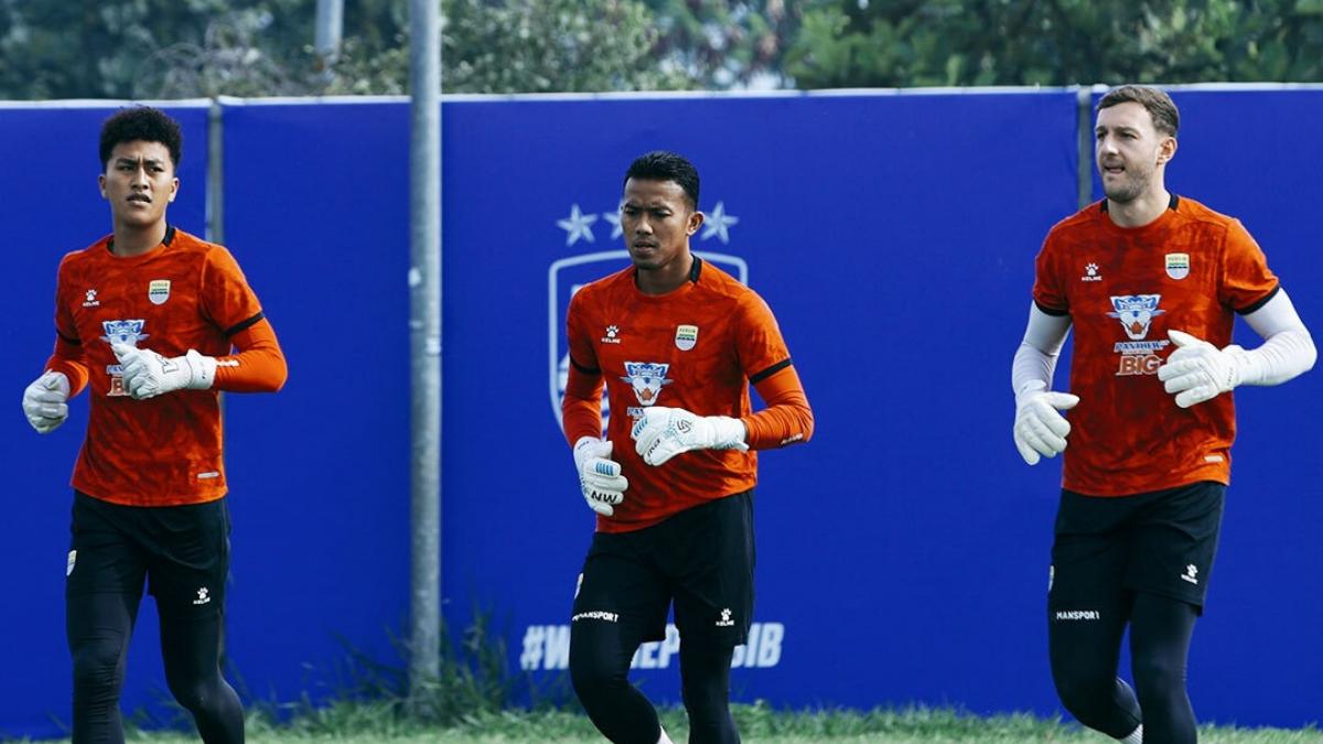 Tiga-kiper-Persib-Bandung-Adam-Przybek-Teja-Paku-Alam-dan-Fitrah-Maulana.jpg