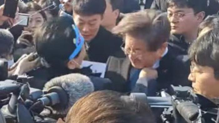 Video-viral-pemimpin-oposisi-Korea-Selatan-ditusuk-di-depan-publik-Selasa-212024.jpg