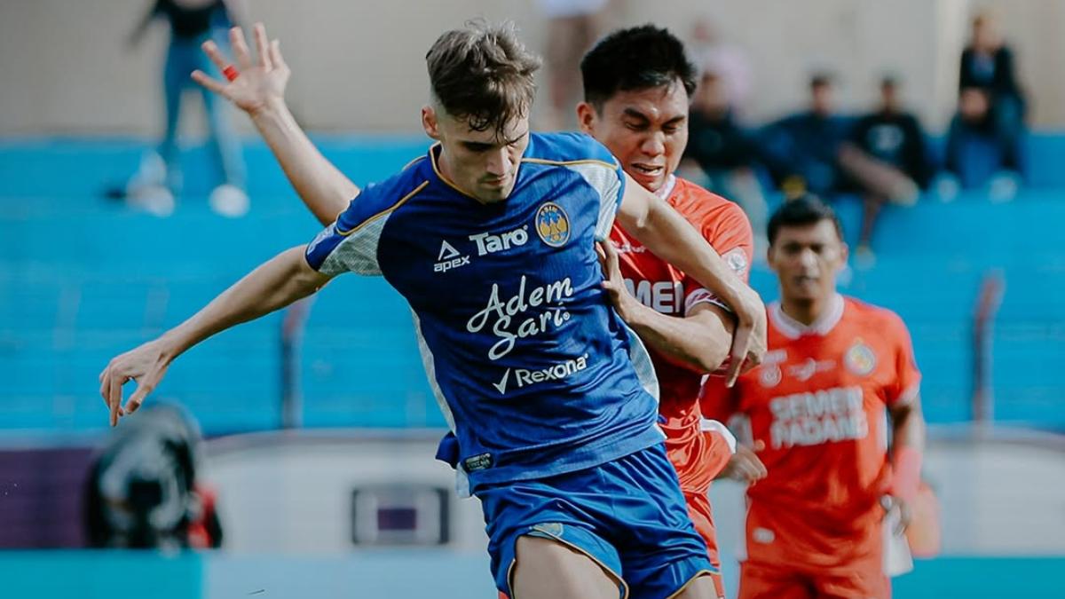 Winger-PSIM-Yogyakarta-Deri-Corfe-berduel-dengan-pemain-Semen-Padang.jpg