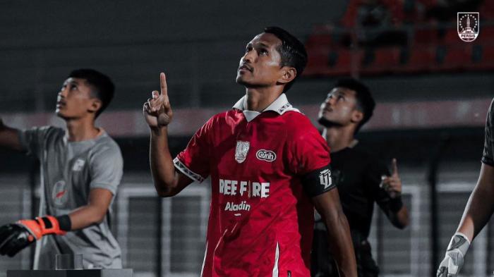 abduh-lestaluhu-ketika-mengemban-ban-kapten-persis-solo.jpg