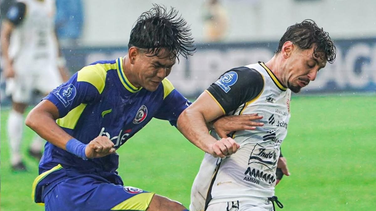 aga-Arema-FC-vs-Persija-Jakarta-dalam-lanjutan-pekan-ke-12.jpg