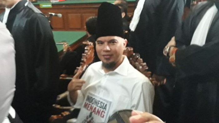 ahmad-dhani-dalam-sidang-lanjutan-perkara-vlog-idiot-di-pn-surabaya-kamis-1422019.jpg