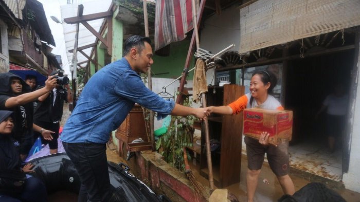 ahy-saat-memberi-bantuan-menembus-banjir-di-kawasan-bidara-cina-jakarta-timur_20180207_113011.jpg