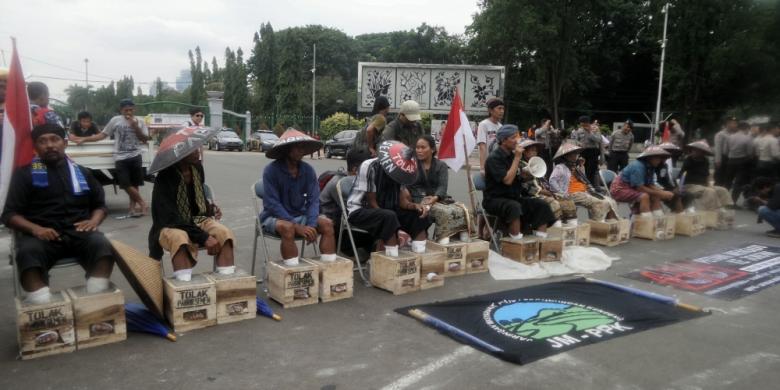 Tambang Masih Berjalan, Petani Kendeng Surati Jokowi, Isinya Mengiris Hati!