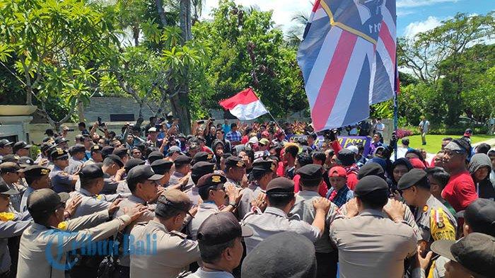 aksi-demo-suporter-dan-fans-sepak-bola-saat-kongres-pssi-di-nusa-dua-bali-minggu-2012019.jpg