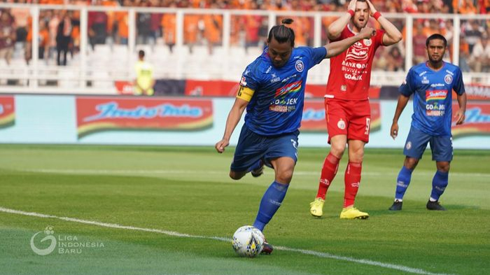 aksi-pemain-arema-fc-hamka-hamzah-pada-laga-kontra-persija-jakarta.jpg