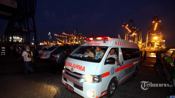 ambulans-membawa-kantong-jenazah-korban-jatuhnya-pesawat-lion-air-jt610_20181103_091131.jpg