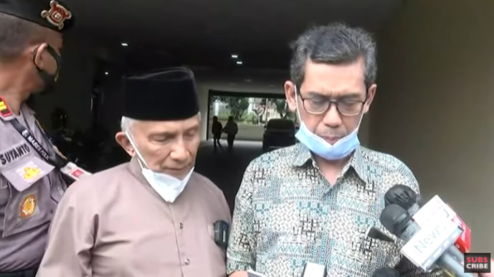 amien-rais-dan-marwan-batubara-membacakan-tuntutan-mereka.jpg