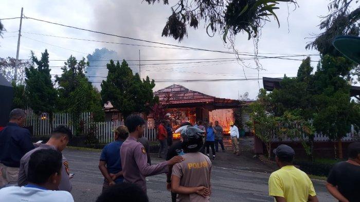 Setengah Bangunan Rumah Dinas Kapolda Papua Rata dengan Tanah, Sirine Damkar Bergantian Padamkan Api