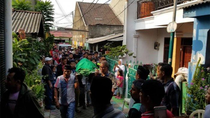 anak-pertama-fatmawati-kaila-menangis-histeris-saat-jasad-ibunya-dibawa.jpg