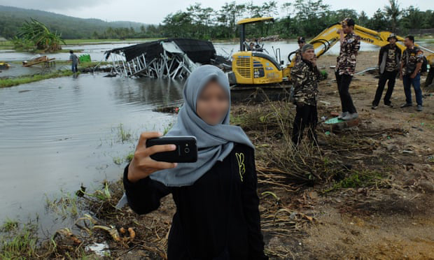 anastasia-saat-berkunjung-ke-lokasi-tsunami-banten.jpg