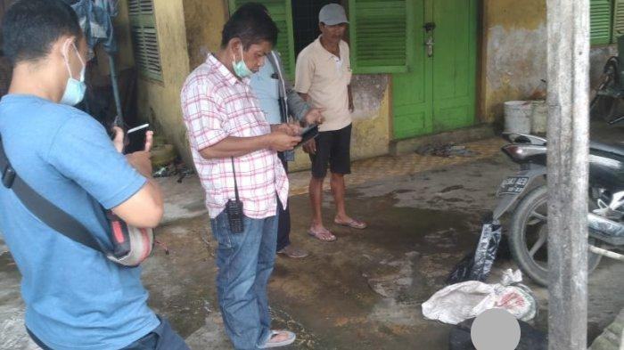 anggota-polisi-polsek-medan-area-melakukan-pengecekan-ke-lokasi-rumah-jagal-kucing.jpg