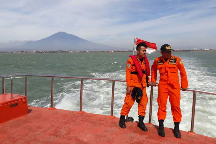 anggota-tim-basarnas-tengah-melakukan-pencarian-13-korban-hilang_20180805_073659.jpg