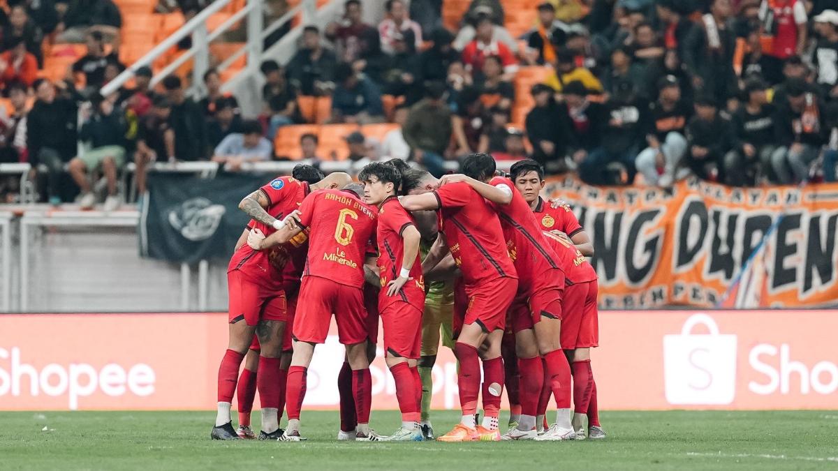 ara-pemain-Persija-Jakarta-melakukan-tos-sebelum-berlaga-di-Liga-1-2024.jpg