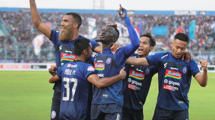 arema-fc-berhasil-mengalahkan-persebaya-surabaya-dengan-skor-4-0-pada-pekan-ke-14-liga-1-2019.jpg
