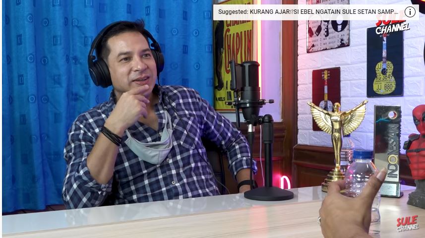 ari-wibowo-tertegun-saat-diberi-pertanyaan-oleh-sule-dalam-podcastnya-minggu-2122021.jpg