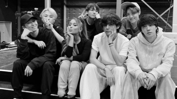 ariana-grande-foto-bersama-bts.jpg