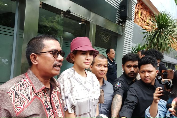artis-peran-nikita-mirzani-dan-kuasa-hukumnya-fahmi-bachmid.jpg